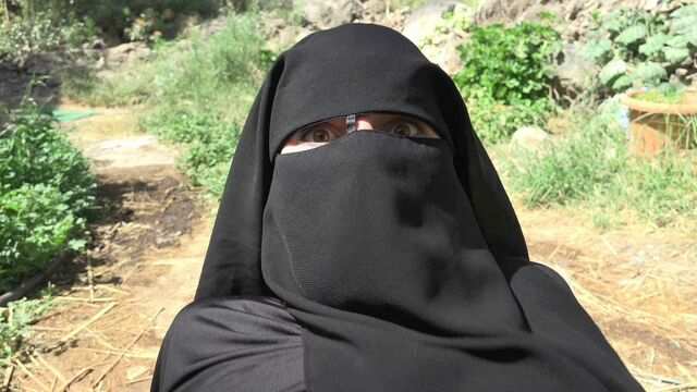 Арабка в хиджабе делает минет и раком трахается на природе