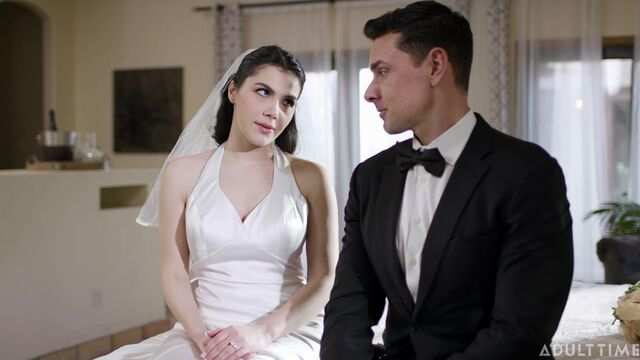 Брюнетка в белом платье делает минет своему жениху перед свадьбой