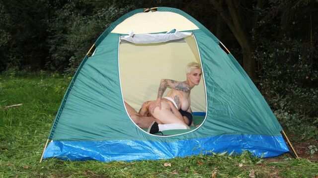 Татуированная туристка с упругой попкой делает минет мужику в палатке