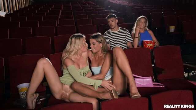 Похотливые блондинки делают минет незнакомцу и секс затевают в кинотеатре